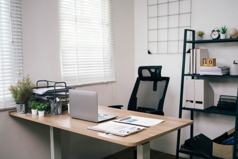 birou modern organizat cu produse de papetarie