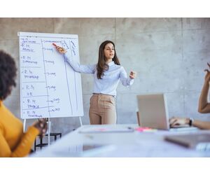 femeie prezinta cu flipchart