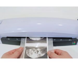 laminator alb laminand document medical, doua maini tin documentul laminat