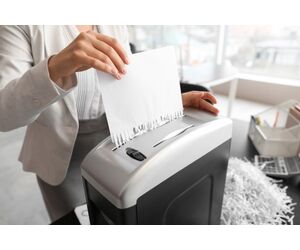 emeie care foloseste un distrugator de documente profesional 