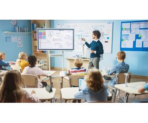 profesor care foloseste o tabla smart pentru predarea lectiei