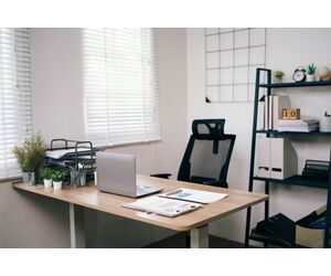 birou modern organizat cu produse de papetarie
